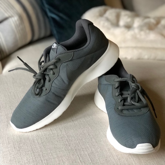 Nike Tanjun Athletic Running Shoes - Picture 2 of 6